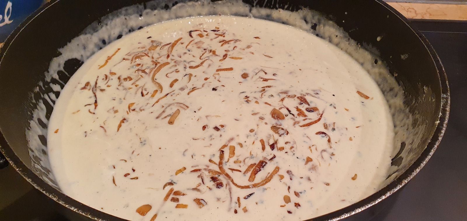 Pâtes au bleu, aux oignons caramélisés et épinards