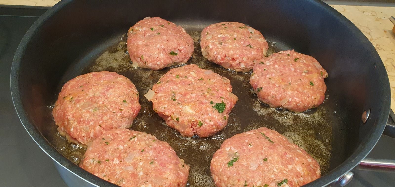 Steaks hachés maison, sauce aux poivrons et à la crème