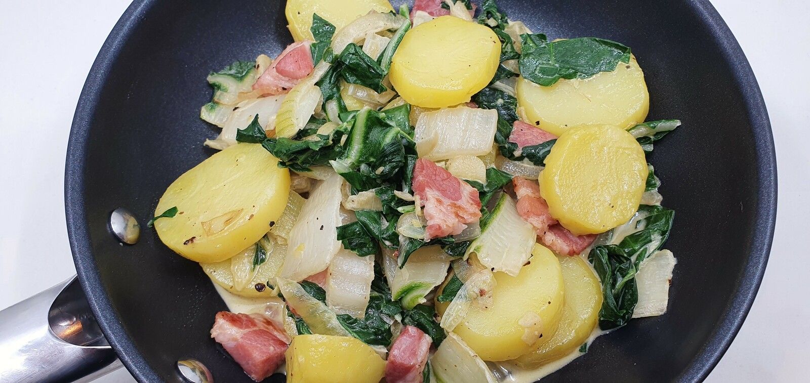 Poêlée de côtes de bettes, pommes de terre et lard fumé