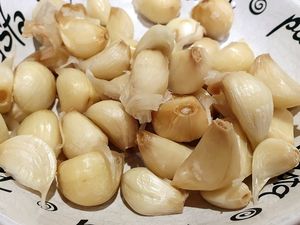 Escargots sur jus de persil et crème d'ail