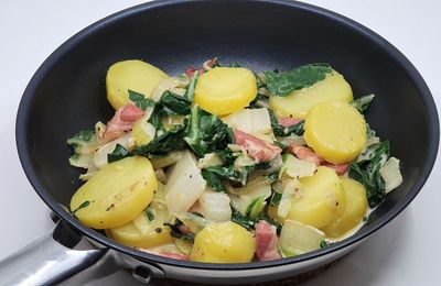 Poêlée de côtes de bettes, pommes de terre et lard fumé