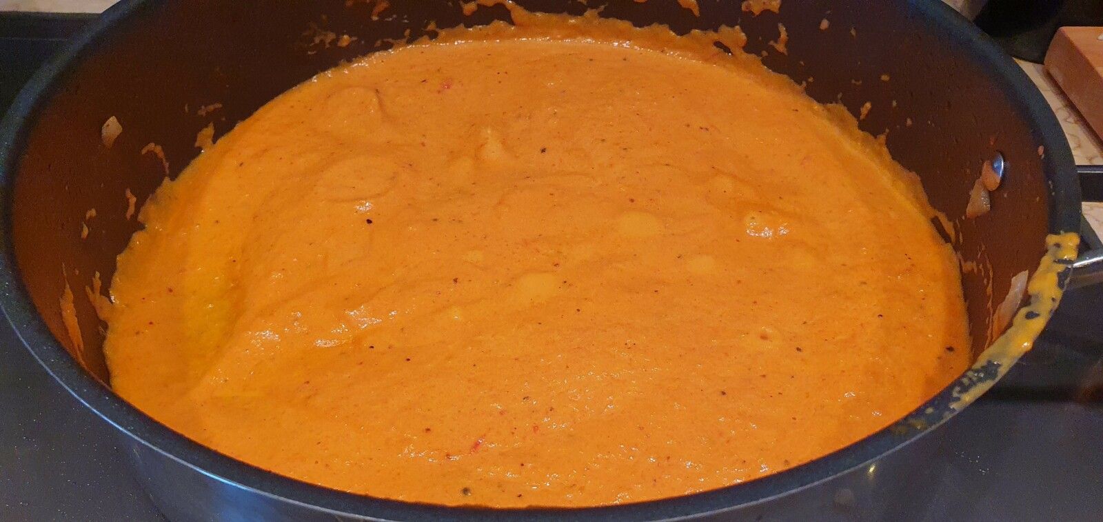 Pâtes à la crème de poivrons, noix et roquette