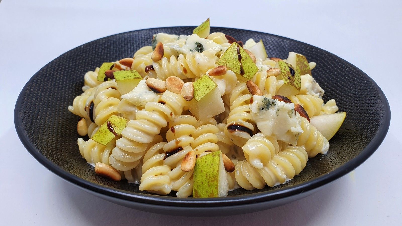 Pâtes au gorgonzola ou roquefort, poires et pignons