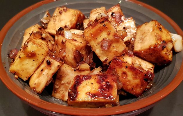 Tofu sauté à l'ail et aux deux poivres