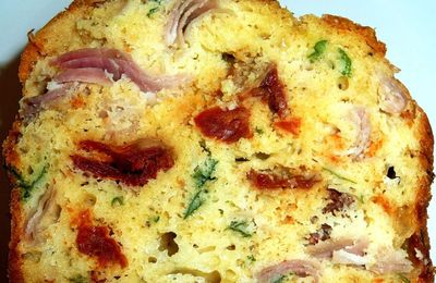 Cake aux tomates séchées, mozzarella et jambon cru