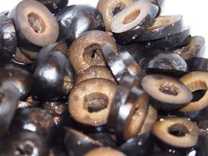 Club sandwich au fromage de chèvre, jambon cru et olives