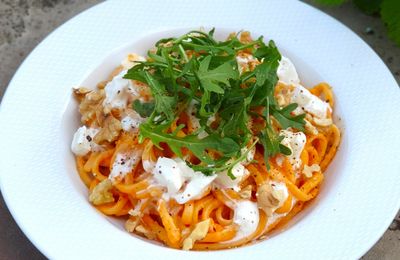 Pâtes à la crème de poivrons, noix et roquette