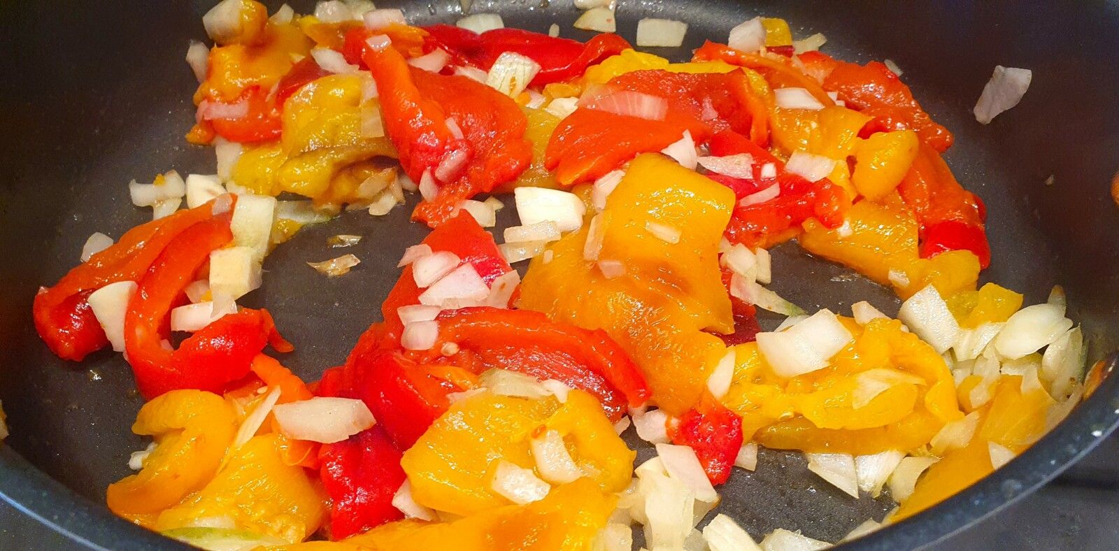 Pâtes à la crème de poivrons, noix et roquette