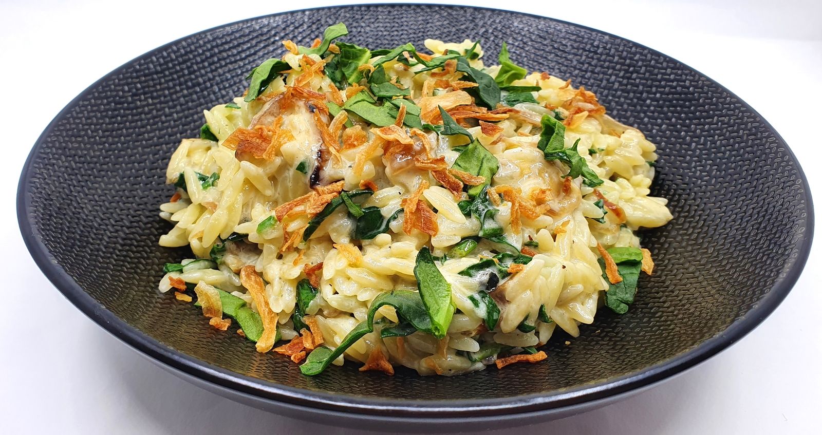 Pâtes au bleu, aux oignons caramélisés et épinards