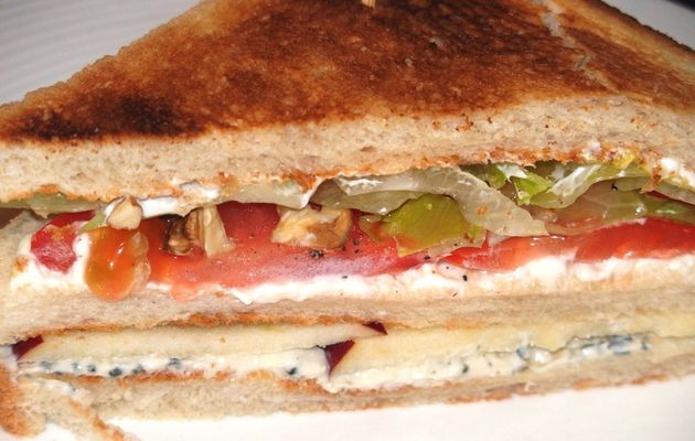 Club sandwich au roquefort, pomme et noix