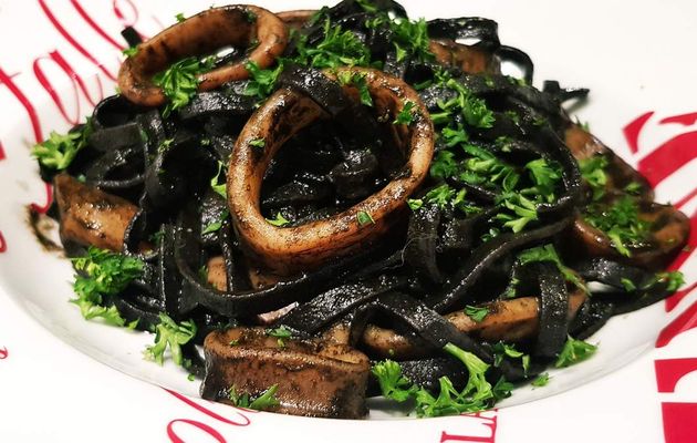 Pâtes aux calamars, sauce à l'encre de seiche