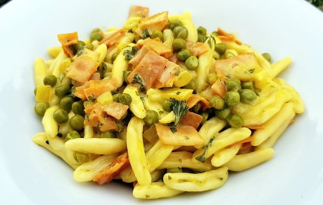 Pâtes au safran, jambon et petits pois