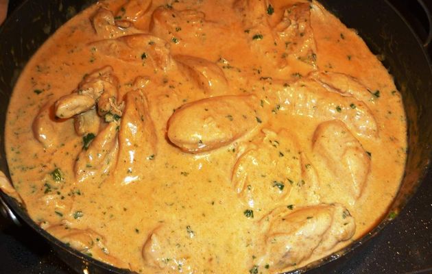 Filets de poulet flambés au cognac, sauce crème et échalotes