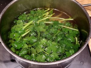 Escargots sur jus de persil et crème d'ail