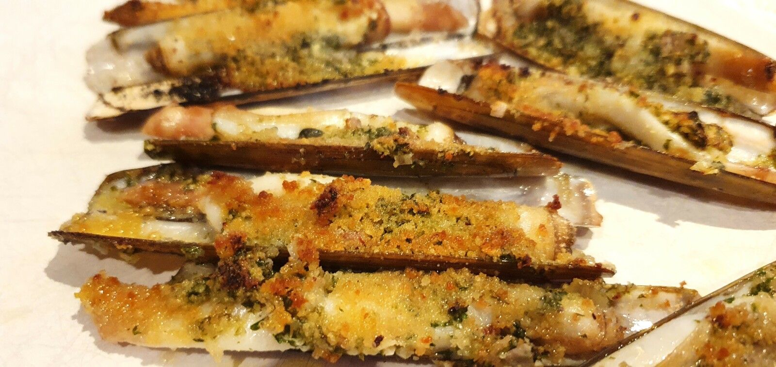 Couteaux de mer gratinés au beurre persillé