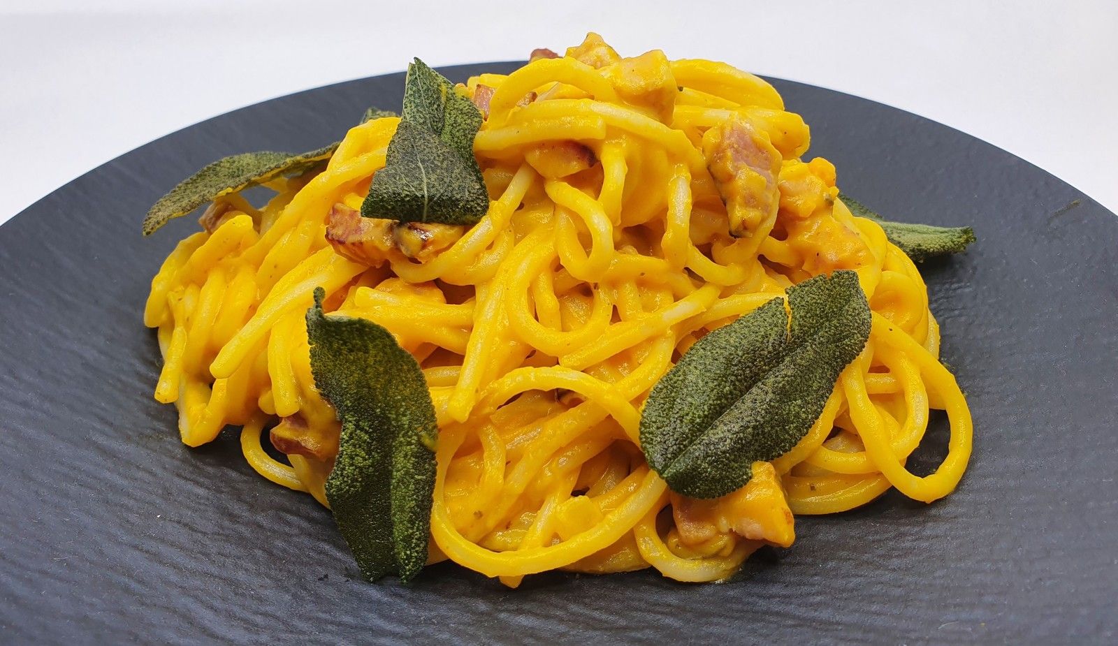 Pâtes à la crème de courge et lard fumé