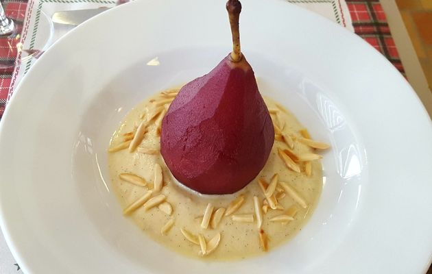 Poires pochées au vin rouge et crème anglaise au lait d'amande