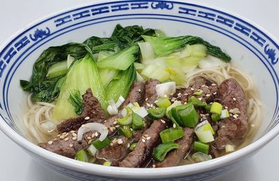 Soupe de nouilles chinoises au boeuf et pak choi
