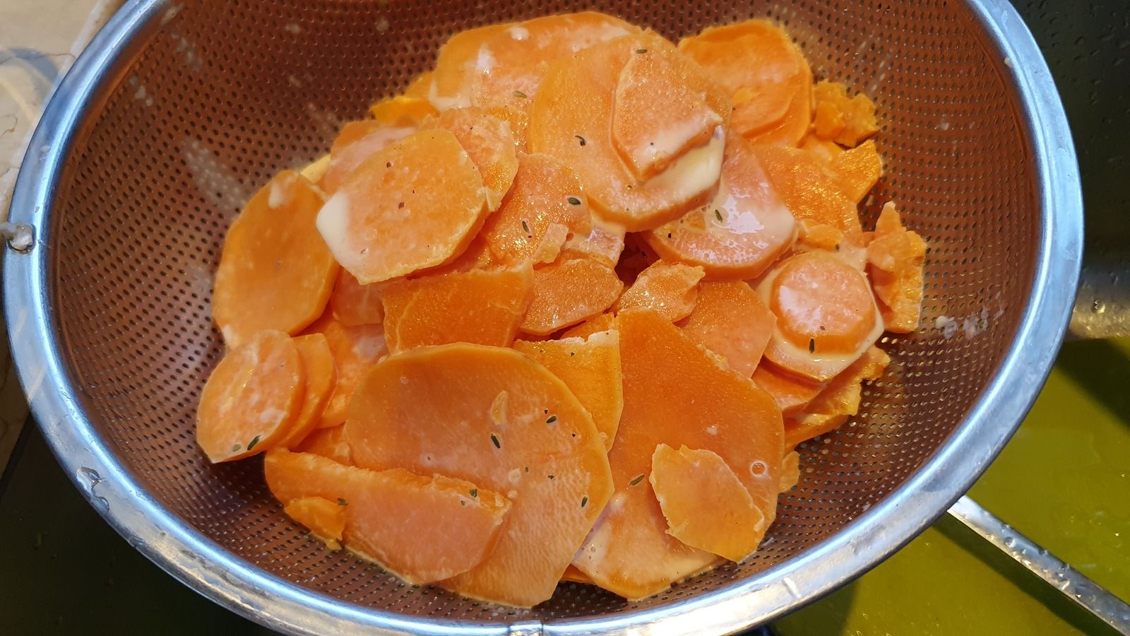 Gratin de patates douces, champignons et poireaux