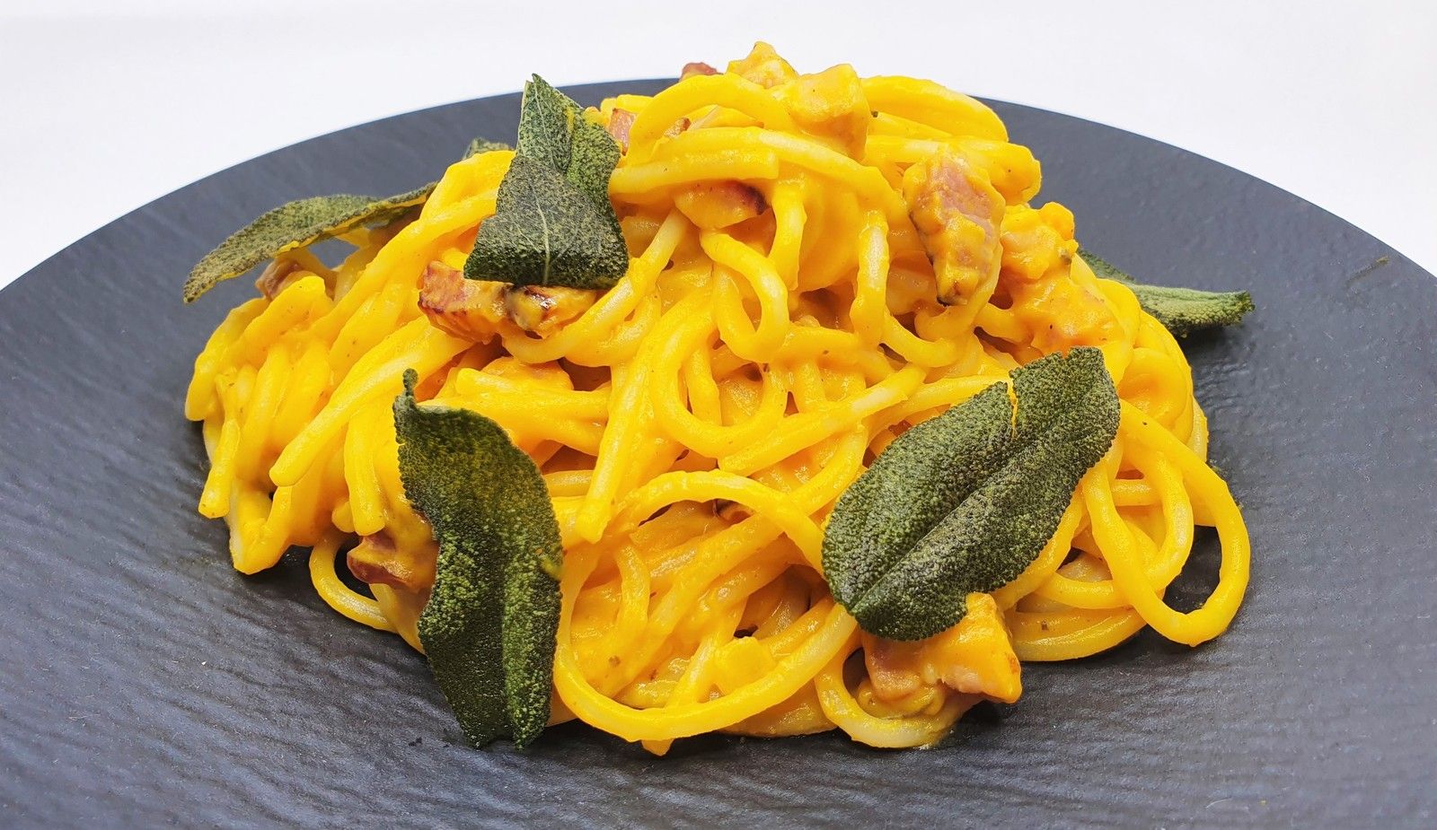 Pâtes à la crème de courge et lard fumé