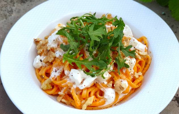 Pâtes à la crème de poivrons, noix et roquette