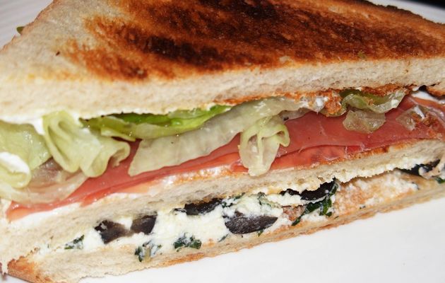 Club sandwich au fromage de chèvre, jambon cru et olives