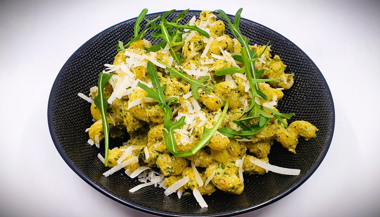Pâtes au pesto de tomates séchées, rucola et ricotta