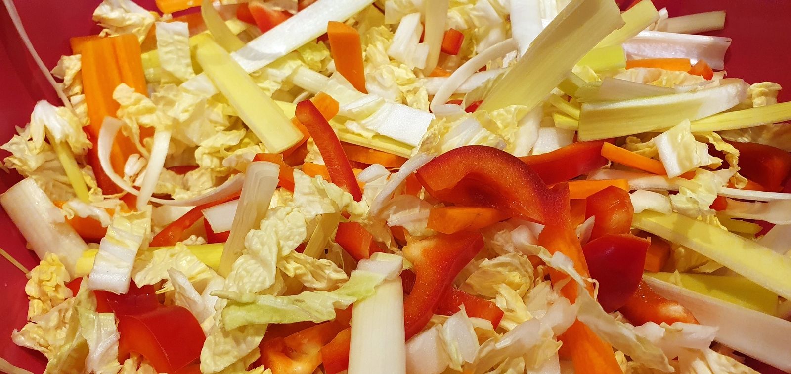 Bowl de porc caramélisé, légumes et nouilles chinoises