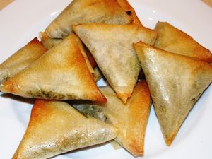 Samossas au chèvre, épinards et pignons
