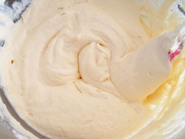 Nougat glacé, coulis de fruits de la passion