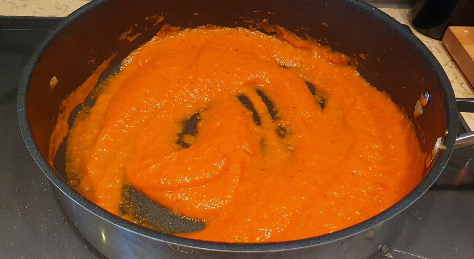 Pâtes à la crème de poivrons, noix et roquette