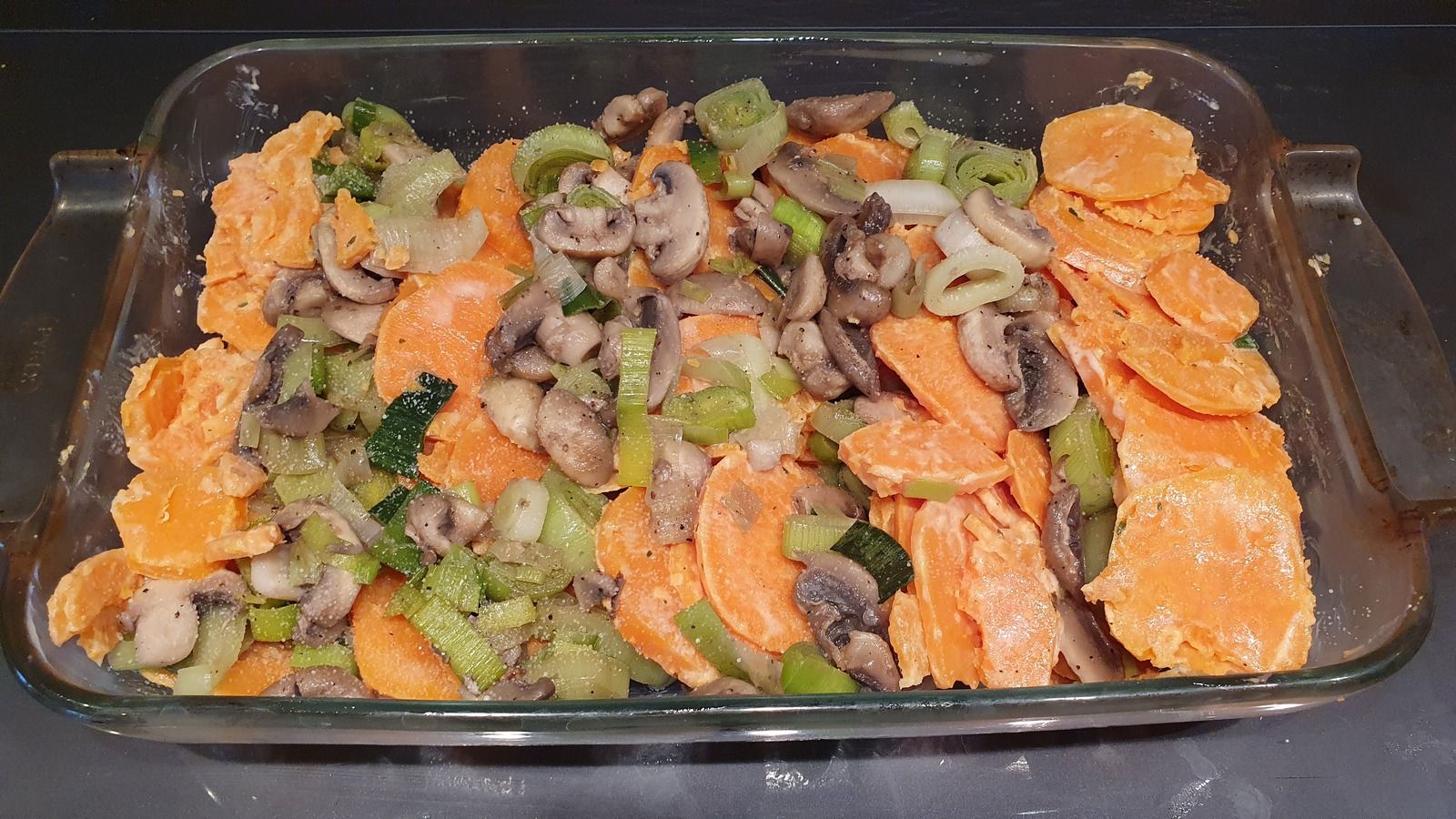 Gratin de patates douces, champignons et poireaux