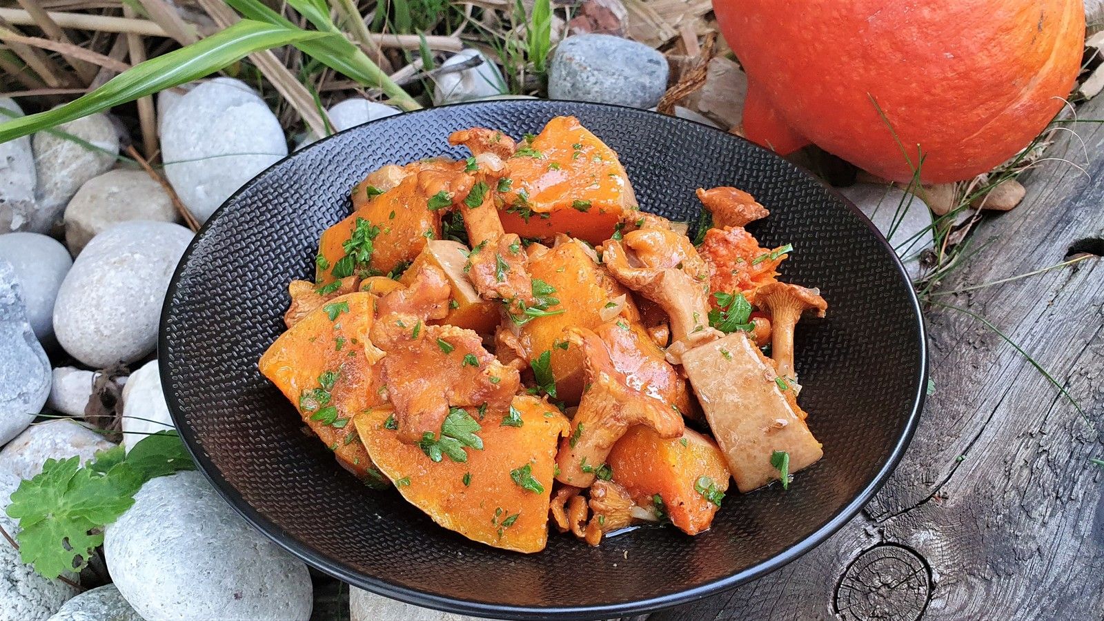 Dés de courge et chanterelles à l'huile de noisette