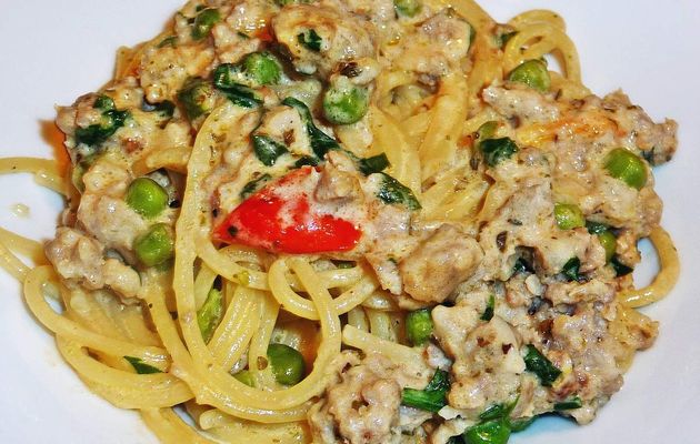 Spaghetti à la saucisse, sauce crémeuse et petits légumes