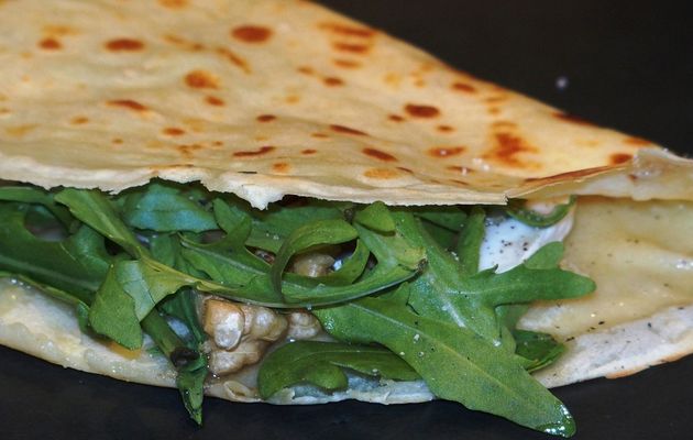 Crêpes - garniture au fromage de chèvre, noix, roquette et miel