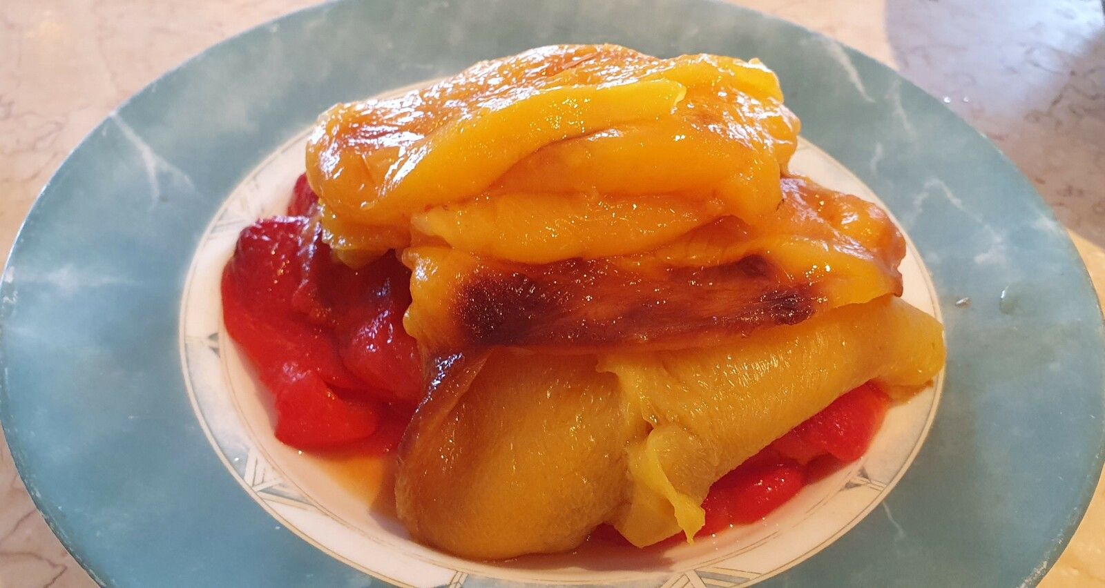 Pâtes à la crème de poivrons, noix et roquette