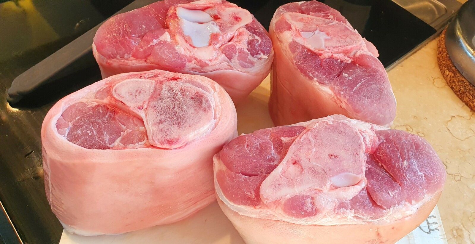 Jarrets de porc braisés, sauce à l'Epoisses