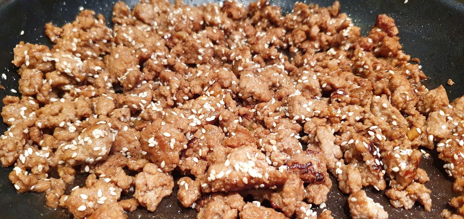 Bowl de porc caramélisé, légumes et nouilles chinoises
