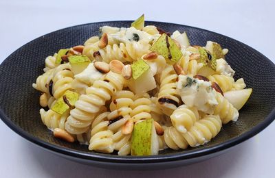 Pâtes au gorgonzola ou roquefort, poires et pignons