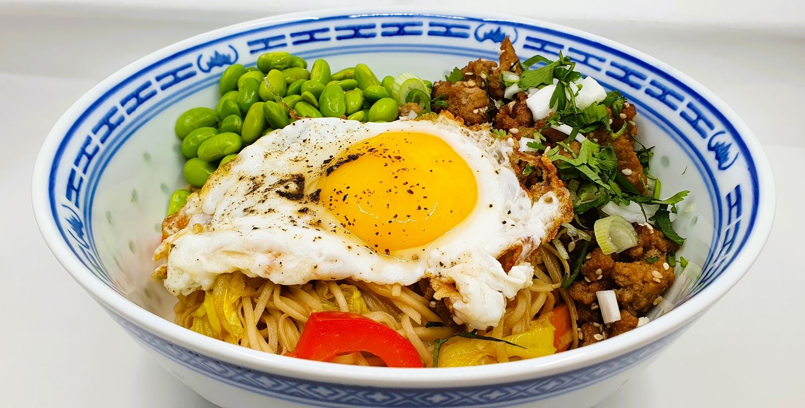 Bowl de porc caramélisé, légumes et nouilles chinoises