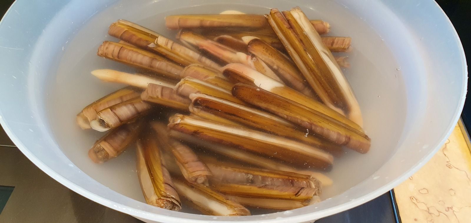 Couteaux de mer gratinés au beurre persillé