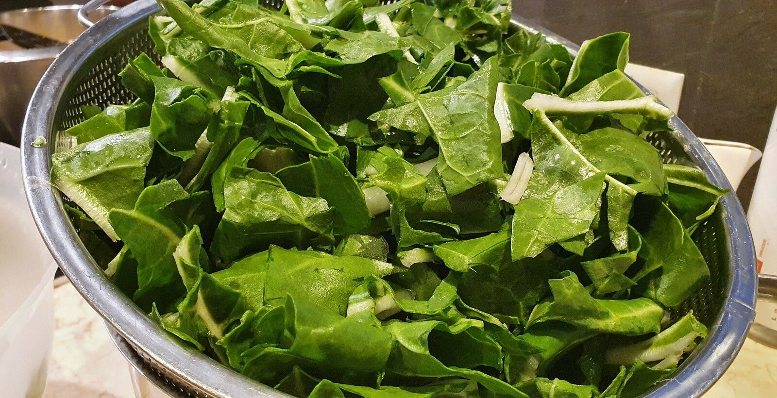 Poêlée de côtes de bettes, pommes de terre et lard fumé